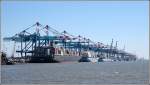 An der Stromkaje in Bremerhaven sind die Schiffe dem durch Ebbe und Flut unterschiedlich hohen Wasserstand ausgesetzt. Anders ist es in den durch Schleusen zu erreichenden Hafenbecken. An der Stromkaje legen Containerschiffe an. Da die Schleusenvorgnge entfallen, sind die Hafenzeiten fr die Schiffe sehr kurz. Aufnahmedatum: 11.06.2006