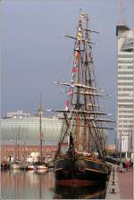 Die HMS BOUNTY liegt whrend der 37. Bremerhavener Festwoche im Neuen Hafen von Bremerhaven und kann zu den open ship-Zeiten besichtigt werden. 26.07.2011