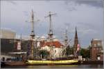 Die Fregatte SHTANDART war wieder einmal in Bremerhaven. Der originalgetreue Nachbau des ersten Schiffes der zaristischen russischen Marine ist 35 m lang, 6,80 m breit, hat einen Tiefgang von 3,50 m und eine Segelflche von 660 m. Heimathafen ist St. Petersburg (Russland). Hier liegt sie am 17.07.2011 vor dem Deutschen Auswandererhaus im Neuen Hafen von Bremerhaven.