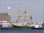 Mit Hochdruck wird an der Fertigstellung der ALEXANDER VON HUMBOLDT II gearbeitet. Ende Mai kam der Rumpf der ALEX 2 aus Bremen in den Fischereihafen nach Bremerhaven. Hier wird das schmucke Schiff vollendet. Sichtbar ist der Baufortschritt an den zwischenzeitlich gesetzten Masten und der bereits weitgehend vollendeten Takelage. Was mich besonders freut, der Rumpf ist wie bei der alten ALEX wiederum grn gestrichen. Fr den 3. Oktober ist die Jungfernfahrt vorgesehen. 02.09.2011.
Mehr Infos unter http://www.alex-2.de/