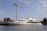 Die Megayacht AQUARIUS (ex MY SHANTI) liegt bei Abeking & Rasmussen im Fischereihafen von Bremerhaven. Sie ist fast 65 m lang und 11 m breit. Heimathafen ist George Town (Cayman Islands).