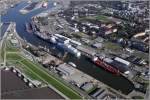 Die Werftanlagen und Docks der Motorenwerke Bremerhaven (MWB) ziehen sich den Kaiserhafen I in Bremerhaven entlang. 01.10.2011