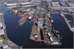 Zwischen dem Verbindungshafen (links) und dem Kaiserhafen III (rechts) liegen die Werftanlagen und Docks der Lloyd Werft in Bremerhaven. 01.10.2011