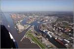 Diese Aufnahme bietet einen berblick ber die stadtbremischen berseehfen in Bremerhaven. In der linken Bildhlfte ist unten der neue Schlepperhafen bei der neuen Kaiserschleuse zu sehen. Daran schliet sich bis zum Vorhafen der Nordschleuse die 1.200 m lange Columbuskaje mit Stckgutterminal und Kreuzfahrtterminal an. Dahinter dann die Containerterminals mit der fast 5 km langen Stromkaje. In der rechten Bildhlfte ist unten der Kaiserhafen I zu sehen. Darber die Kaiserhfen II und III mit einem Teil der Fahrzeugstellpltze fr die Autoverladung. Etwa in Bildmitte ist die Lloyd Werft zu sehen, links daneben der Verbindungshafen zum Nordhafen und Osthafen, in dem zwei Autotransporter festgemacht haben. 01.10.2011