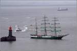 10. Januar 2012, 14:18 Uhr: die Bark ALEXANDER VON HUMBOLDT (die alte ALEX) passiert das Molenfeuer der Geestemndung und verlsst - vermutlich fr immer - Bremerhaven. ber die Zwischenstationen Teneriffa und Barbuda strebt sie ihrem neuen Einsatzgebiet, den Bahamas, entgegen. Dort soll sie auf Tagestrns Touristen durch die Inselwelt schippern. Bremerhaven wird wohl Heimathafen bleiben, da anderfalls eine Namenswechsel notwendig wrde.