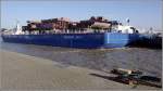 Der am 16.12.2011 getaufte Schwerlastponton OFFSHORE BHV 1 wird am 26.01.2012 von zwei Schleppern durch den Fischereihafen 2 in Bremerhaven bugsiert. Der Ponton ist 70 m lang, 32 m breit und hat eine Bauhhe von 7 m. Mit dem Ponton sollen u.a. die mehrere hundert Tonnen schweren Dreibeinfundamente fr Offshore-Windkraftanlagen auf See gebracht werden. Zwei leistungsstarke Pumpen, die in der Stunde je 1.200 m Wasser in die oder aus den Ballastwassertanks pumpen knnen, sorgen fr die Balance. Den Strom dafr erzeugen zwei Generatoren. Heimathafen ist Bremerhaven.