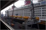 Die DISNEY FANTASY (IMO 9445590) liegt am Columbus Cruise Center Bremerhaven. Um die Ausrstung des Schiffes komplettieren zu knnen, reichen die vorhandenen Krne nicht aus. Zustzliche Kranwagen sind im Einsatz. Das gesamte Columbus Cruise Center Bremerhaven ist gesperrt, mit Ausnahme der Besuchergalerie. Im Cruise Center wird ein groer Teil des 1.450-kpfigen Bordpersonals geschult und eingekleidet. 30.01.2012