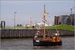 Die MAAGIN ist ein dnischer Fischkutter von 1916, inzwischen zu einem Freizeitboot umgebaut und restauriert. Hier verlsst sie am 23.09.2011 die Sportbootschleuse in Bremerhaven.