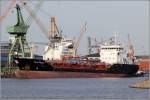 Die 1992 gebaute STOLT DIPPER (IMO 8920531) liegt am 20.02.2012 am Kai der Rickmers Lloyd Werft in Bremerhaven. Sie ist 96 m lang, 15 m breit, hat eine GT von 3.206 und eine DWT von 4.738 t. Sie fhrt unter der Flagge der Cayman Islands mit Heimathafen George Town.