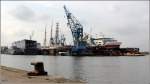 Seltene Mischung von Schiffen bei Bredo (Bremerhavener Dock GmbH). Rechts liegt die FRAM (IMO 9370018), das Expeditionsschiff der Hurtigruten im Schwimmdock. Links daneben ist das Heck des Fischereischutzschiffes MEERKATZE (IMO 9421245)zu sehen. Die Bildmitte wird vom Schwimmkran SK 16 dominiert. Links daneben ragen die Masten des Segelschulschiffes GORCH FOCK in den Himmel. Ganz links liegt das Wohnschiff Y 895 WISCHE fr die Mannschaft der GORCH FOCK. 14.04.2012