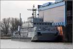 Whrend die GORCH FOCK in Bremerhaven bei Bredo im Dock liegt, ist deren Mannschaft direkt nebenan im Wohnschiff Y 895 WISCHE untergebracht. 14.04.2012