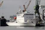 Die 1988 gebaute AKADEMIK SERGEY VAVILOV (IMO 8507729) liegt am 14.04.2012 im Kaiserhafen III in Bremerhaven. Sie ist 117 m lang, 18 m breit, hat eine GT von 6.334 und eind DWT von 2.275 t. 110 Passagiere und 53 Besatzungsmitglieder finden auf ihr fr Fahrten durch die arktischen und antarktischen Gewsser Platz. Sie fhrt unter der Flagge von Russland mit Heimathafen Kaliningrad.