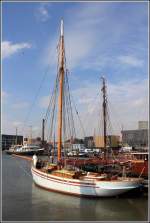 FRIEDA VON FLENSBURG zu Gast im Neuen Hafen von Bremerhaven. Sie wurde 1918 als Snurrewadenkutter gebaut und war bis 1973 in der Fischerei eingesetzt. Ihr Rumpf ist 14 m lang, 4,10 m breit und hat einen Tiefgang von 2,10 m. Die Segelflche betrgt 130 m. 17.04.2012. Weitere Infos unter: http://www.museumshafen-flensburg.de/frieda.html
