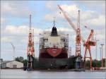 Die 2002 gebaute SANTA ANA (IMO 9037159) liegt im Schwimmdock der Lloyd-Werft in Bremerhaven. Sie ist 189 m lang, 28 m breit, hat eine GT von 24.252 und eine DWT von 39.768 t. Heimathafen des Tankers ist Monrovia (Liberia).