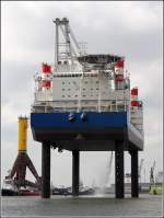 Die etwa fuballfeldgroe VICTORIA MATHIAS (IMO 9578244) hat ihre 78 m langen Beine auf den Hafengrund des Kaiserhafens 3 in Bremerhaven abgesenkt und sich deutlich ber den Wasserspiegel emporgehoben. Unter dem Rumpf sind einige der Verstellpropeller des Antriebs zu sehen. 10.06.2012