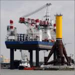 Die etwa fuballfeldgroe VICTORIA MATHIAS (IMO 9578244) hat ihre 78 m langen Beine auf den Hafengrund des Kaiserhafens 3 in Bremerhaven abgesenkt und sich deutlich ber den Wasserspiegel emporgehoben. Der 1.000-t-Kran hat eine max. Arbeitshhe von 110 m ber der Arbeitsplattform des Schiffes. 10.06.2012
