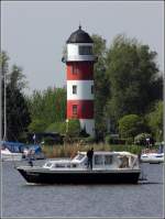 Motoryacht FERMATE sucht am 21.05.2012 beim Leuchtturm Brinkamahof im Fischereihafen von Bremerhaven einen Liegeplatz.