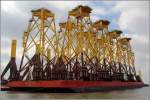 Die AKER KVAERNER BARGE mit Heimathafen Bergen (Norwegen) liegt - beladen mit 8 Grndungsstrukturen fr Offshore-Windenergieanlagen im Kaiserhafen III in Bremerhaven. Von hier aus werden sie mit Errichterschiffen an ihrem Bestimmungsort verbaut. 10.06.2012