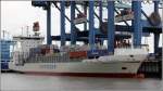 Die 2004 gebaute BIANCA RAMBOW (IMO 9297591) liegt am 08.07.2012 an der Stromkaje in Bremerhaven. Sie ist 134 m lang, 22,5 m breit, hat eine GT von 9.981, eine DWT von 11.286 und eine Kapazitt von 868 TEU. Heimathafen ist Hamburg. Fast im Gleichklang werden ein 20-Fu-Container (links), ein 40-Fu-Container (Mitte) und zwei 20-Fu-Container (rechts) von den drei im Einsatz befindlichen Containerbrcken gelscht.