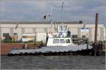 Die 1985 gebaute JADE TUG liegt am 01.07.2012 in Bremerhaven. Sie ist 16,5 m lang, 5,2 m breit, hat eine Maschinenleistung von 2 x 210 kw und einen Pfahlzug von 7 t. Heimathafen ist Wilhelmshaven.