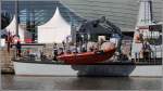 Von der dnischen MVH 908 BRIGADEN wird ein RIB zu Wasser gelassen. Bremerhaven, 26.07.2012.