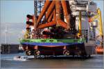 Das 2012 gebaute Errichterschiff fr Offshore-Windparks INNOVATION (IMO 9603453) hat sich im Kaiserhafen III von Bremerhaven an seinen Beinen aus dem Wasser gehoben. Die Dimensionen der INNOVATION mit ihrere Lnge von 147,5 m und Breite von 42 m werden besonders deutlich im Vergleich mit der auf Hafenrundfahrt befindlichen LADY SUNSHINE. Gut zu sehen sind auch die vier Antriebsgondeln, die in Verbindung mit den drei Bugstrahlrudern eine exakte Positionierung ermglichen. 08.09.2012