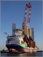 Das 2012 gebaute Errichterschiff fr Offshore-Windparks INNOVATION (IMO 9603453) hat sich im Kaiserhafen III von Bremerhaven an seinen Beinen aus dem Wasser gehoben und erstmals mit seinem 1.500 t-Kran drei Tripods an Bord genommen, um sie in den nchsten Tagen in der Nordsee zu installieren. Die INNOVATION ist 147,5 m lang, 42 m breit und hat eine Maschinenleistung von 28.600 kw. 08.09.2012