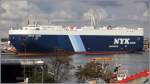 Die 2010 gebaute TRITON LEADER (IMO 9553103) liegt am 11.10.2012 im Osthafen von Bremerhaven. Sie ist 200 m lang, 32 m breit, hat eine GT von 60.876, eine DWT von 22.657 t und kann 6.502 Fahrzeuge transportieren. Heimathafen ist Panama.