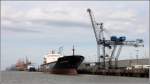 Die 1987 gebaute ALTAMIRA EXPRESS (IMO 8501426) liegt am 08.07.2012 an der Columbuskaje in Bremerhaven. Sie ist 170 m lang, 32 m breit, hat eine GT von 40.435, eine DWT von 40.845 und kann 3.266 TEU transportieren, davon 153 Khlcontainer. Heimathafen ist Hamilton (Bermudas). Frhere Namen: C P AMBASSADOR, CP AMBASSADOR, LYKES AMBASSADOR, MING PLENTY. Die Lnge des Schiffes wird aus dieser Perspektive nicht deutlich.