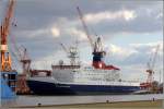 Die 1982 gebaute POLARSTERN (IMO 8013132) liegt am 11.10.2012 an der Kaje der Lloyd Werft in Bremerhaven. Der Forschungs-Eisbrecher des Alfred-Wegener-Instituts fr Polar- und Meeresforschung ist 118 m lang, 25 m breit, hat eine GT von 12.614, eine DWT von 4.374 t und eine Maschinenleistung von 4 x 3.529 kw, zusammen also 14.116 kw. An Bord finden bis zu 44 Besatzungsmitglieder und 50 Wissenschaftler sowie 72 20-Fu-Container Platz. Heimathafen ist Bremerhaven.