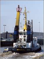 Die 1983 gebaute MIDGARD III (IMO 8223036) wurde hier schon unter ihrem spteren Namen BRAKE vorgestellt. Sie ist 28 m lang, 8 m breit und hat eine Maschinenleistung von 2 x 800 kw. Heimathafen ist Nordenham. Inzwischen fhrt sie unter dem Namen ROMAN und hat Hull (Grobritannien) als Heimathafen. Hier ist sie im Jahr 2003 im Vorhafen der Kaiserschleuse in Bremerhaven zu sehen. Scan vom Dia.