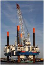 Die 2010 gebaute Hubinsel THOR (IMO 9577147) steht aufgejackt im Kaiserhafen III in Bremerhaven um leistungsfhigere Propellergondeln zu erhalten. Sie ist 93 m lang, 40 m breit und verfgt ber 4 Hubbeine mit einer Lnge von 82 m und einem Durchmesser von 3,7 m. Der Kran kann bis zu 500 t heben. Die Thor wird bei der Montage von Offshore-Windenergieanlagen eingesetzt. 29.12.2012.