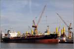 Die 1999 gebaute STOLT SKUA (IMO 9199311) liegt am Kai der Lloyd Werft in Bremerhaven. Sie ist 112 m lang, 19 m breit, hat eine GT von 5.342 und eine DWT von 8.594 t. Heimathafen ist George Town (Cayman Islands). 29.12.2012