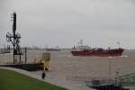 Der unter zyprischer Flagge fahrende l-/Chemikalien-Tanker  Leeni  (90 m lang, 2'906 BRT) auf der Unterweser vor Bremerhaven (31.12.2012)