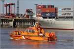 Das Lotsenboot LLERMANN aus Rostock ist seit einigen Wochen fr die Hafenlotsen in Bremerhaven im Einsatz. Die LLERMANN ist 15 m lang, 4 m breit und 18 kn schnell. Hier fhrt sie am 02.04.2013 die Stromkaje in Bremerhaven entlang.