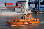 Das Lotsenboot LLERMANN aus Rostock ist seit einigen Wochen fr die Hafenlotsen in Bremerhaven im Einsatz. Die LLERMANN ist 15 m lang, 4 m breit und 18 kn schnell. Hier fhrt sie am 02.04.2013 die Stromkaje in Bremerhaven entlang.