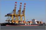 Die 2001 gebaute MSC ALYSSA (IMO 92359050) liegt am 02.04.2013 an der Stromkaje in Bremerhaven. Sie ist 274 m lang, 32 m breit, hat eine GT von 43.575, eine DWT von 61.487 und eine Kapazitt von 4.340 TEU. Heimathafen ist Panama.