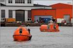 Werftliegezeit ist kostbar. Deswegen wurden bereits vor Erreichen der Lloyd Werft die backbordseitigen Tenderboote der NATIONAL GEOGRAHIC EXPLORER (IMO 8019356) zu Wasser gelassen. Bremerhaven, 27.04.2013.