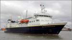 Die NATIONAL GEOGRAHIC EXPLORER (IMO 8019356) am 27.04.2013 in Bremerhaven. 1982 wurde das Schiff unter dem Namen MIDNATSOL fr die norwegischen Hurtigruten in Dienst gestellt. Grere Umbauten in den Jahren 1988 und 1994/95 erhhten die Kapazitt des Schiffes. Nach Indienststellung des gleichnamigen Nachfolgeschiffes im Jahre 2003 erfolgte die Umbenennung in MIDNATSOL II, spter LYNGEN. Seit dem Umbau 2005 bietet die NATIONAL GEOGRAHIC EXPLORER nur noch 148 Passagieren Platz. Sie ist 112 m lang und 16,5 m breit. Heimathafen ist Nassau (Bahamas).

