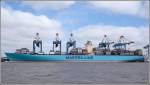 Die 2006 gebaute EMMA MAERSK (IMO 9321483) ist mit ihren 397 m Lnge, 56 m Breite und einer Kapazitt von ca. 11.000 20-Fu-Containern (TEU) eines der grten Containerschiffe der Welt. Ihre Maschinen leisten 80.080 kw und ermglichen ihr eine Geschwindigkeit von 26 kn. Hier liegt sie am 06.09.2007 an der Stromkaje in Bremerhaven.