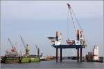 Das Errichterschiff THOR (IMO 9577147) hat sich aufgejackt, um im Kaiserhafen III in Bremerhaven Gondeln und Turmsegmente fr Offshore-Windenergieanlagen zu laden. Die Thor ist 93 m lang und 40 m breit. Die Hubbeine haben eine Lnge von 82 m. 23.08.2013