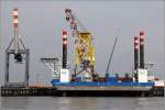 Das Errichterschiff VICTORIA MATHIAS (IMO 9578244) hat sich an der Stromkaje in Bremerhaven aufgejackt um Bauteile fr eine Offshore-Windpark zu laden. Sie ist 121 m lang und 40 m breit. Die Hubbeine haben eine Lnge von 78 m. Heimathafen ist Bremerhaven. 04.05.2013