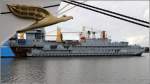 Das Wohnschiff Y 891 ALTMARK hat bei BREDO in Bremerhaven festgemacht, weil in einem der BREDO-Docks ein Versorger zu Werftarbeiten liegt. Wie es der Zufall will, lag am 21.09.2013 am gegenberliegenden Kai die GORCH FOCK, deren markante Galionsfigur das Bild abrundet.
