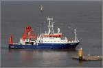 Die 1990 gebaute HEINCKE (IMO 8806113) steuert am 15.07.2013 die Seebderkaje in Bremerhaven an. Dieses Forschungsschiff des Alfred-Wegener-Instituts fr Polar- und Meeresforschung ist 54,5 m lang, 12,5 m breit, hat eine GT/BRZ von 1.322 und eine DWT von 279. 12 Wissenschaftler finden an Bord Arbeitsmglichkeiten in der modernen, multidisziplinren Meeresforschung. Angetrieben wird die geruscharme und weitgehend vibrationsfreie HEINCKE von einem 1.100 kw leistenden Elektromotor. Heimathafen ist Helgoland.