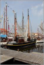 Die 1949 gebaute HF 510 RUNGHOLT liegt am 27.07.2013im Neuen Hafen in Bremerhaven. Sie ist 18 m lang, 4 m breit, hat einen Tiefgang von 1,80 m und wird von einem 70 PS MAN-Diesel angetrieben. Bis 1995 wurden mit dem Kutter noch Fangreisen unternommen. In den letzten Jahren wurde die RUNGHOLT liebevoll restauriert und soll auch wieder fr Fangfahrten eingesetzt werden.