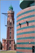 Das Oberfeuer Bremerhaven - nach seinem Erbauer auch Simon-Loschen-Turm genannt - ist 37 m hoch und seit 1855 in Betrieb. -der Blick entlang dem Schleusenhaus der Neuen Schleuse zeigt, dass er etwas schief steht. Aufnahmedatum: 25.07.2006