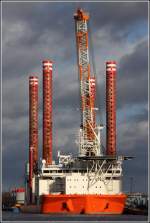 Die 2012 gebaute BRAVE TERN (IMO 9583782) liegt am 25.12.2013 im Kaiserhafen III in Bremerhaven. Dieses Errichterschiff ist 132 m lang und 39 m breit. Der 800-t-Kran hat eine Arbeitshöhe bis 102 m über Deck. Die vier Hubbeine sind 78,4 m lang und haben einen Durchmesser von 4,5 m. Die vier Wärtsilä-Maschinen leisten zusammen 17.100 kw. Heimathafen ist Valletta (Malta).