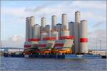 Die Barge STRALSUND liegt, beladen mit Bauteilen für Offshore-Windenergieanlagen, im Kaiserhafen III in Bremerhaven. Die STRALSUND wurde 2012 in Gdansk (Polen) gebaut, ist 90 m lang 32 m breit und hat einen Tiefgang von 5 m. Die GT/BRZ beträgt 5.220, die DWT 12.000 t. Die Ballasttanks fassen 16.500 m³. 25.12.2013 
