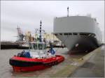 Die 2009 gebaute BISHU HIGHWAY (IMO 9409340) fährt mit Schlepperunterstützung in die Nordschleuse in Bremerhaven. Dieser Autotransporter ist 200 m lang, 32 m breit, hat eine GT von 56.978, eine DWT von 17.649 t und kann 6.135 Fahrzeuge transportieren. Heimathafen ist Kobe (Japan).