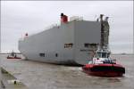 Die 2009 gebaute BISHU HIGHWAY (IMO 9409340) fährt mit Schlepperunterstützung in die Nordschleuse in Bremerhaven. Dieser Autotransporter ist 200 m lang, 32 m breit, hat eine GT von 56.978, eine DWT von 17.649 t und kann 6.135 Fahrzeuge transportieren. Heimathafen ist Kobe (Japan).